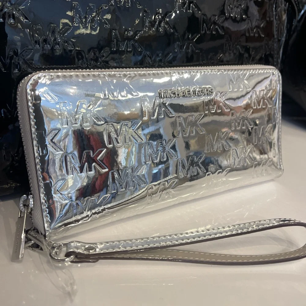 MICHAEL KORS Jet Set Larg Patent Logo Debossed Continental Wallet Wristlet Phone